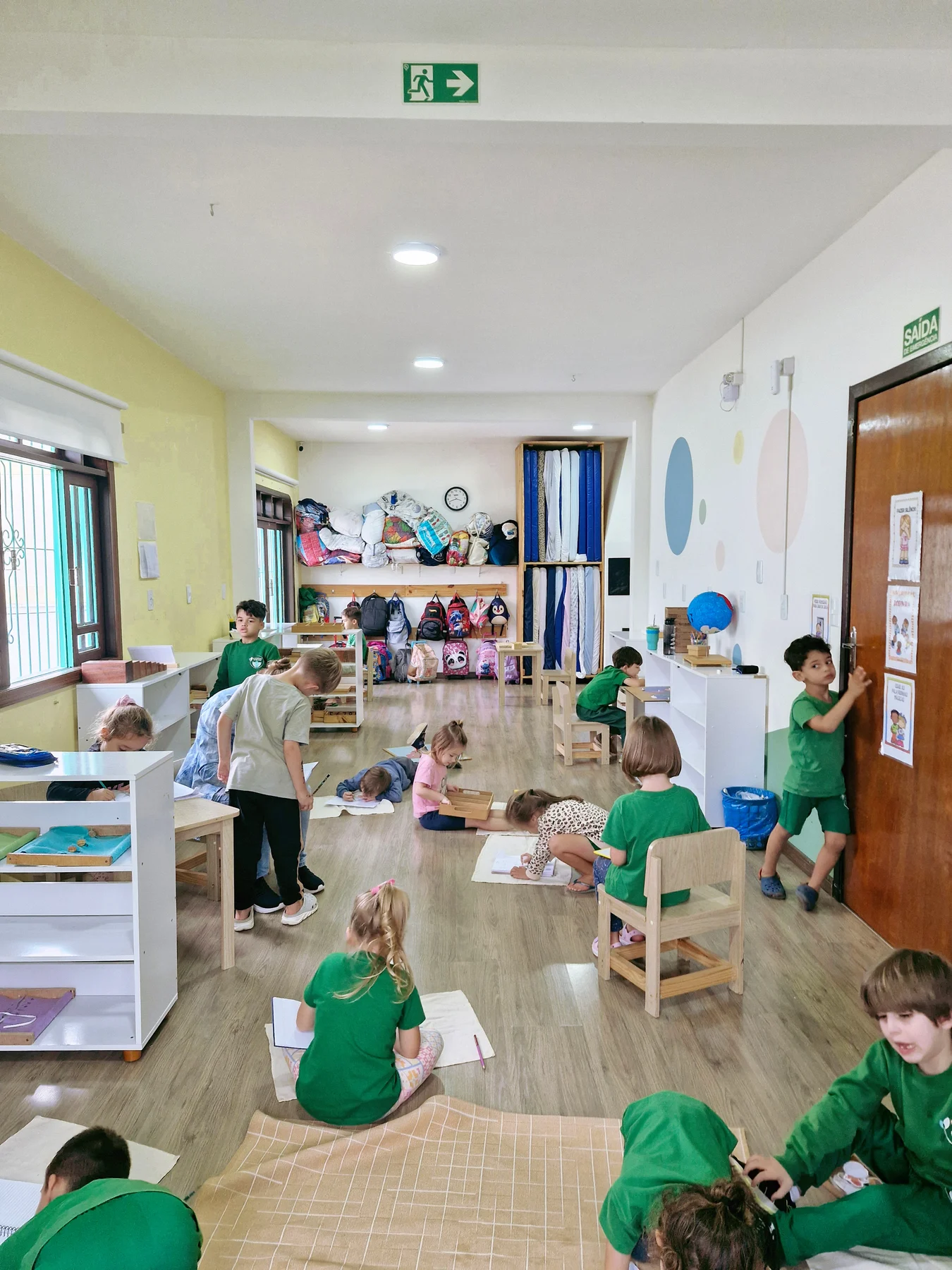 Crianças da escola em uma vivência na horta