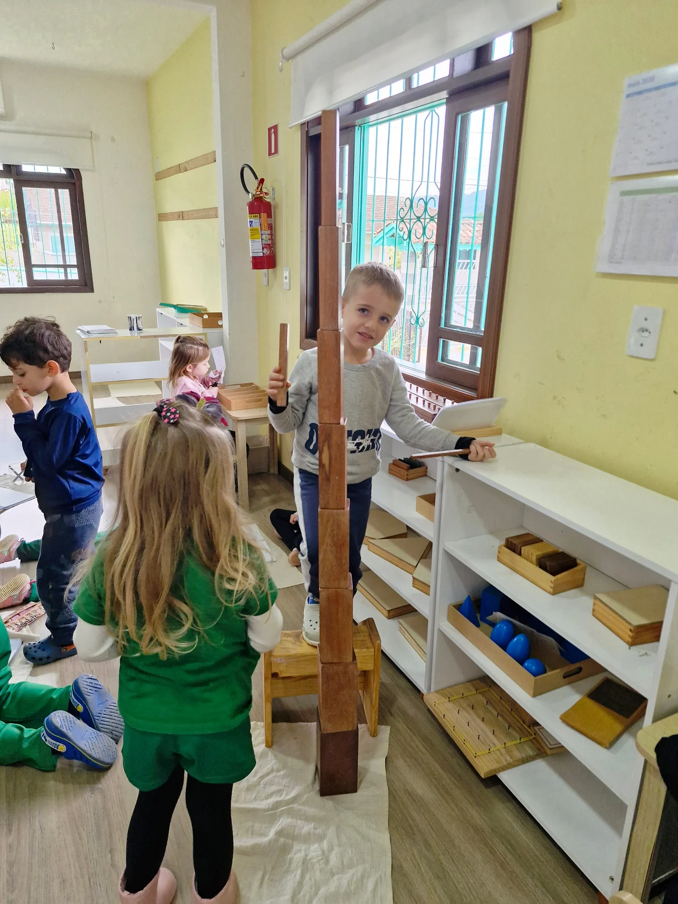 Criança explorando materiais pedagógicos na escola
